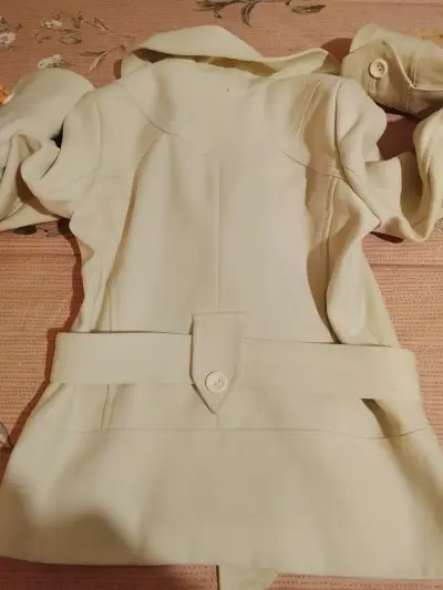Abrigo beige con cinturón y botones grandes - miniatura 3