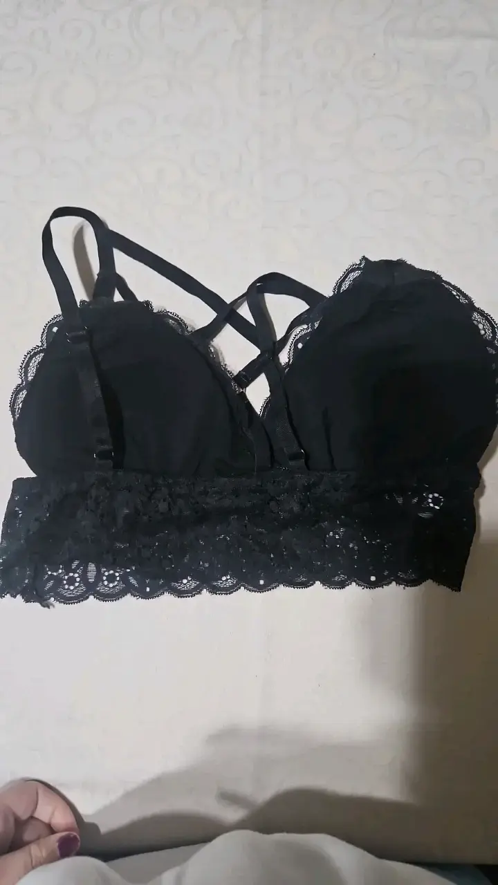 Sostén de encaje negro con tirantes cruzados - 2