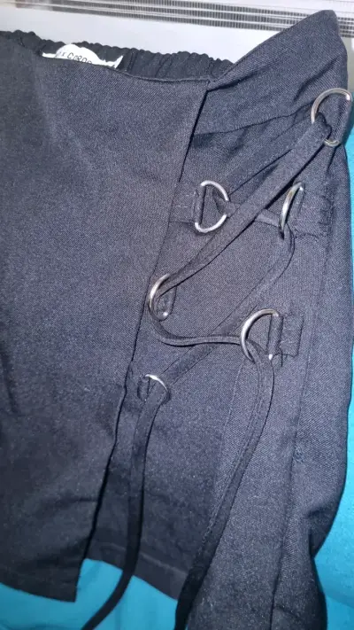 Pantalones negros con detalles de anillos - miniatura 1