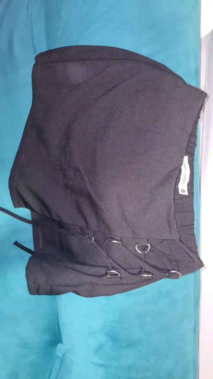 Pantalones negros con detalles de anillos - 2