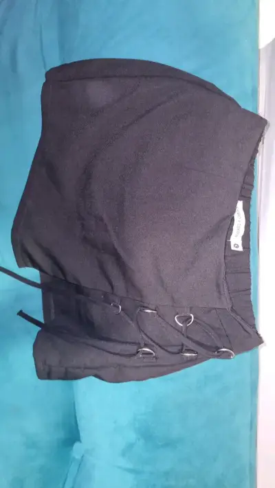 Pantalones negros con detalles de anillos - miniatura 2
