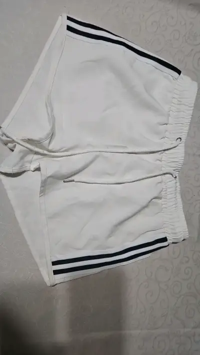 Shorts deportivos blancos con rayas negras - miniatura 1