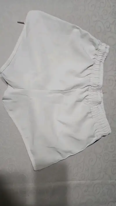 Shorts deportivos blancos con rayas negras - miniatura 2