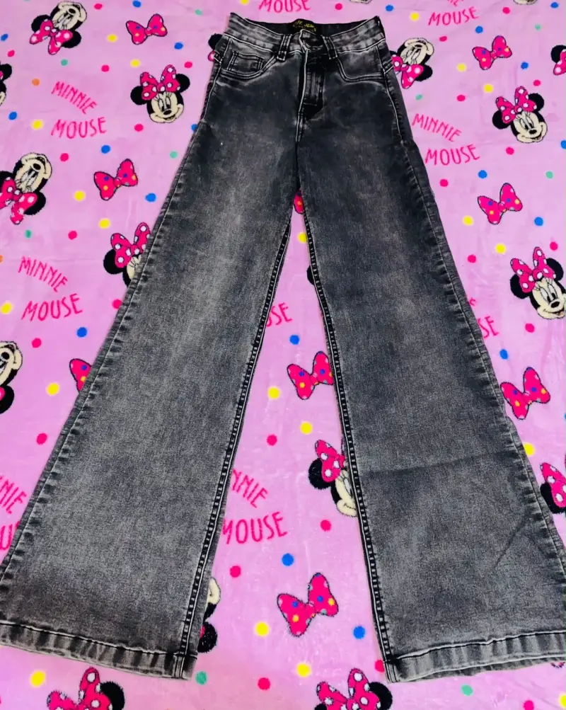 Jeans acampanados gris oscuro para mujer