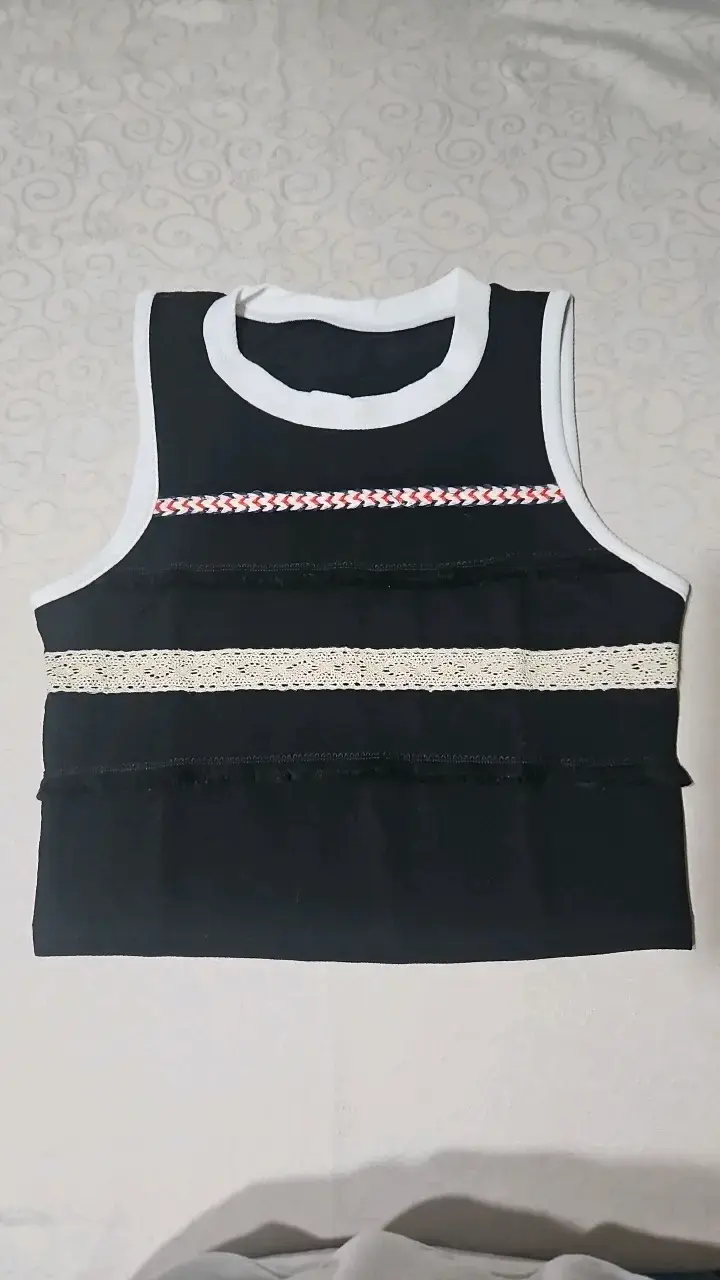 Polera sin mangas negro con detalles - 1