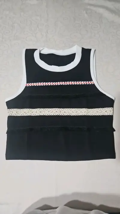 Polera sin mangas negro con detalles - miniatura 1