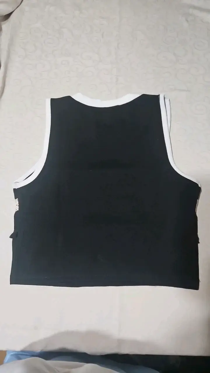 Polera sin mangas negro con detalles - 2