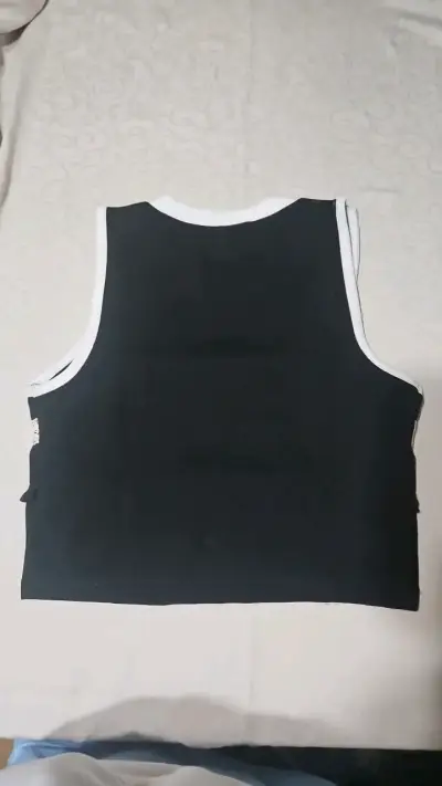 Polera sin mangas negro con detalles - miniatura 2