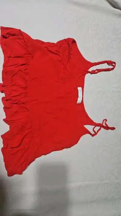 Blusa roja con tirantes y volantes - miniatura 1