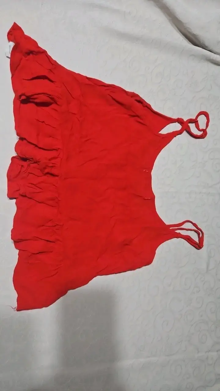 Blusa roja con tirantes y volantes - 2