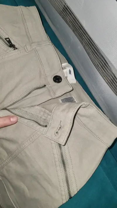 Pantalones beige con bolsillos laterales - miniatura 2