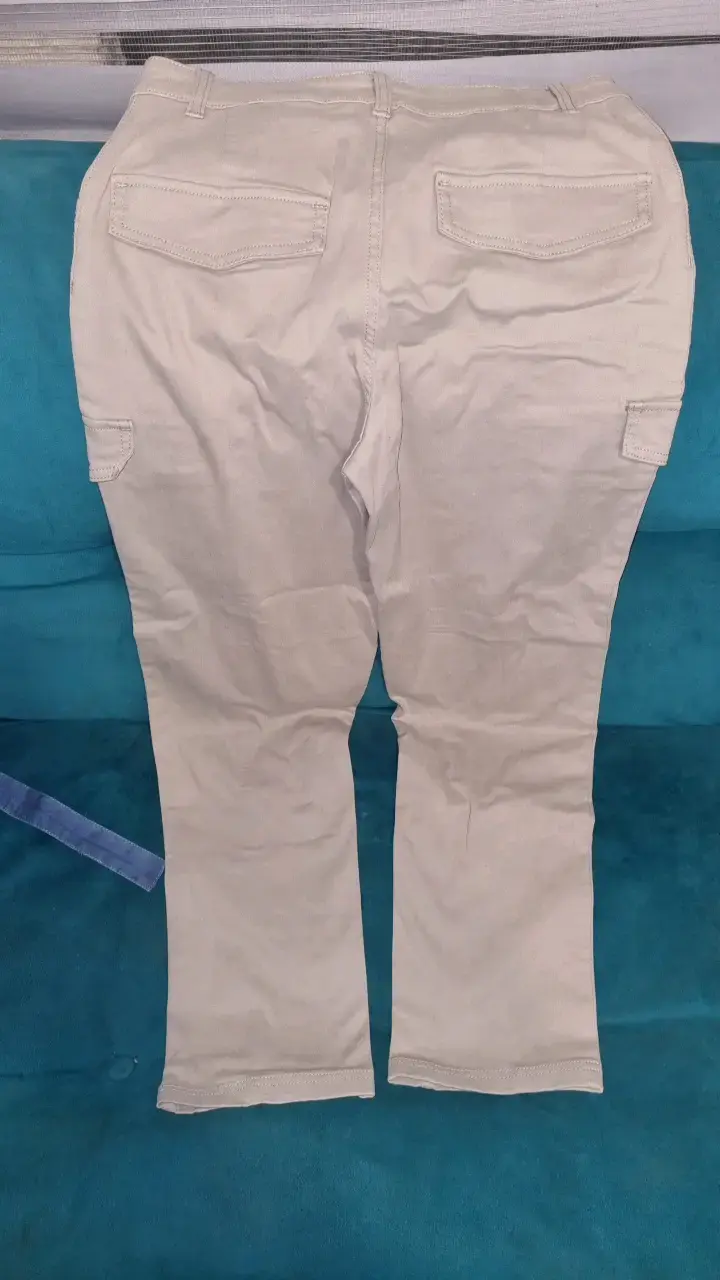 Pantalones beige con bolsillos laterales - 3