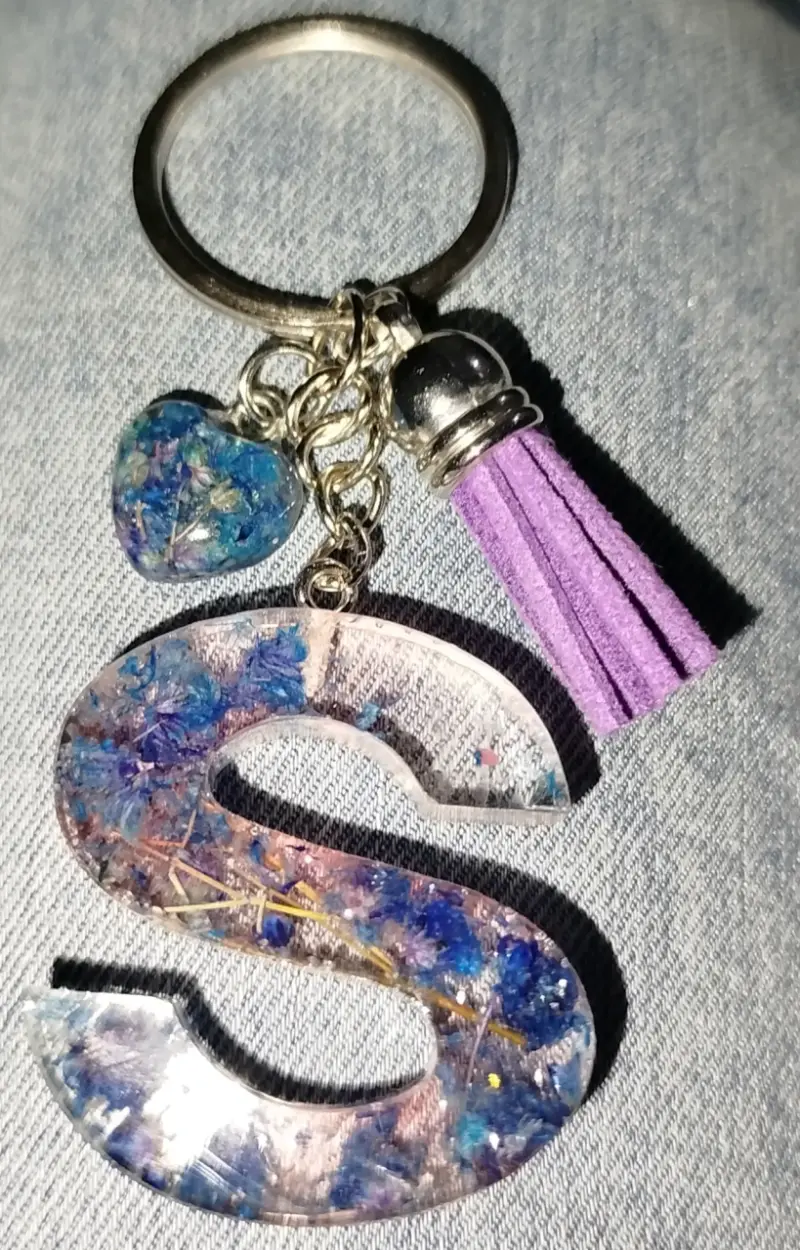 Llavero artesanal con inicial y borla - 1