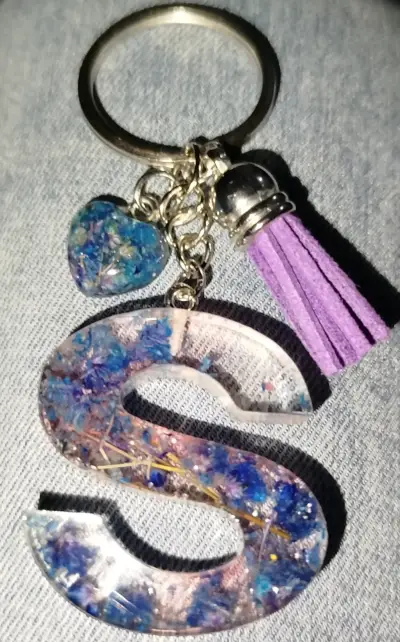 Llavero artesanal con inicial y borla - miniatura 2
