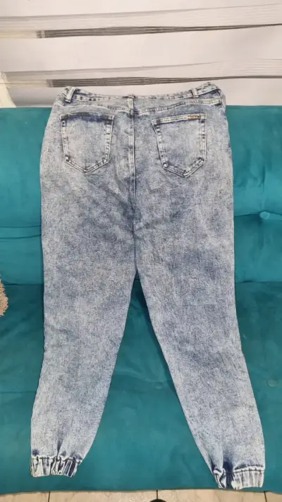 Jeans de mezclilla azul desgastado - miniatura 2