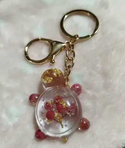 Llavero de tortuga con flores y resina - miniatura 1