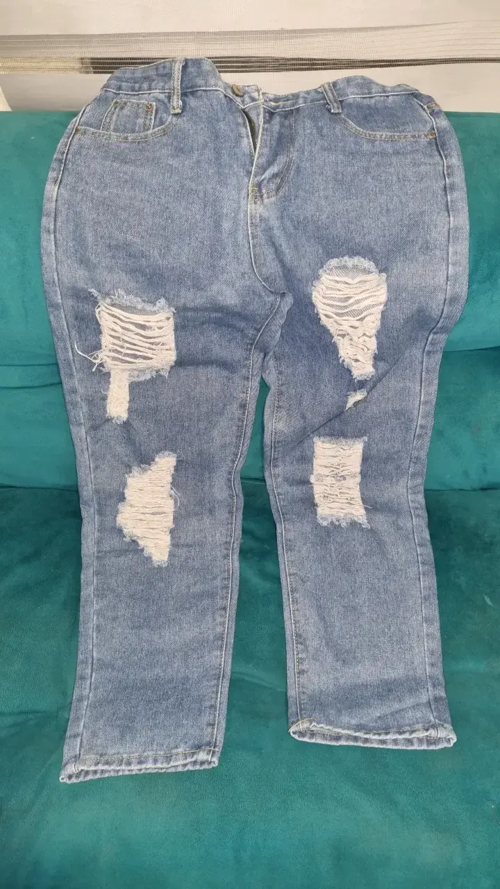 Jeans de mezclilla desgastados para mujer - 1