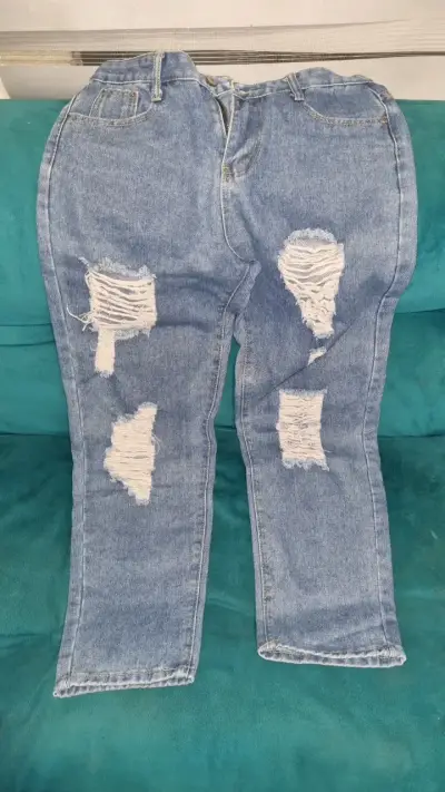 Jeans de mezclilla desgastados para mujer - miniatura 1