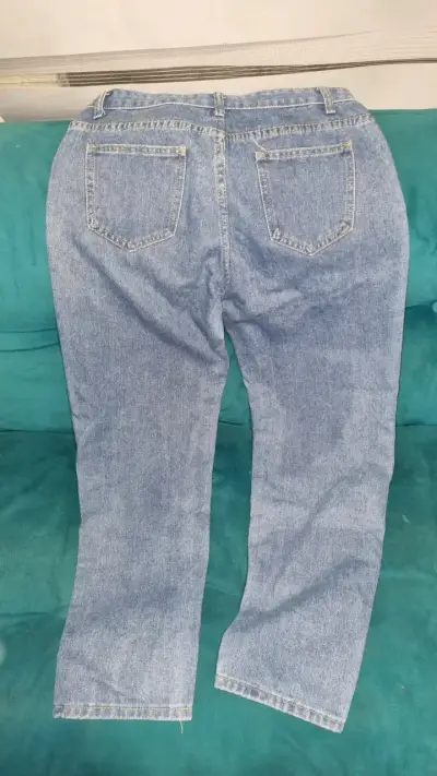 Jeans de mezclilla desgastados para mujer - miniatura 2