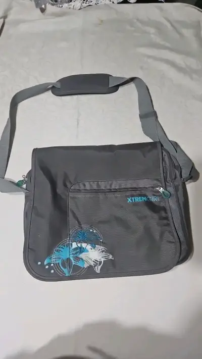 Bolso bandolera Xtrem Girl gris con diseño floral - miniatura 1