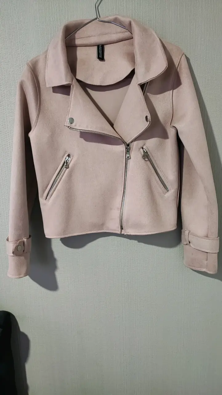 Chaqueta biker rosa claro con cierre metálico