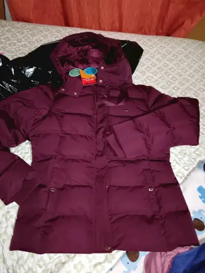 Chaqueta acolchada burdeos con capucha - miniatura 1