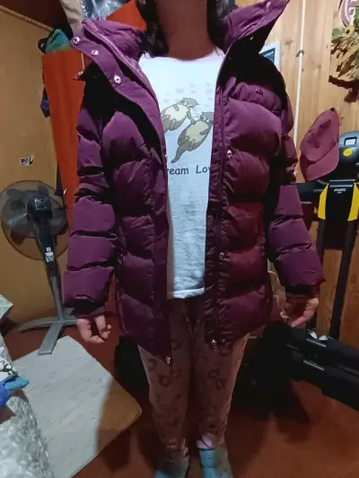 Chaqueta acolchada burdeos con capucha - miniatura 3