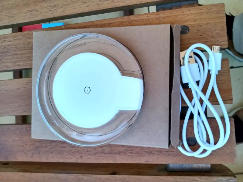 Cargador inalámbrico blanco con cable USB