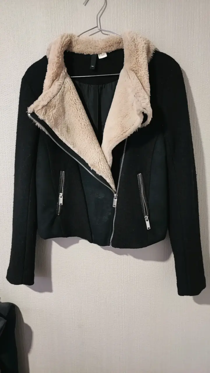 Chaqueta negra con forro de piel sintética