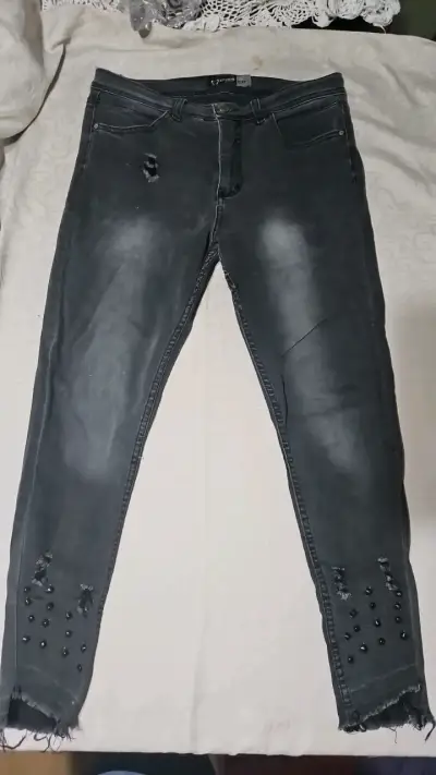 Jeans negros desgastados con detalles - miniatura 1
