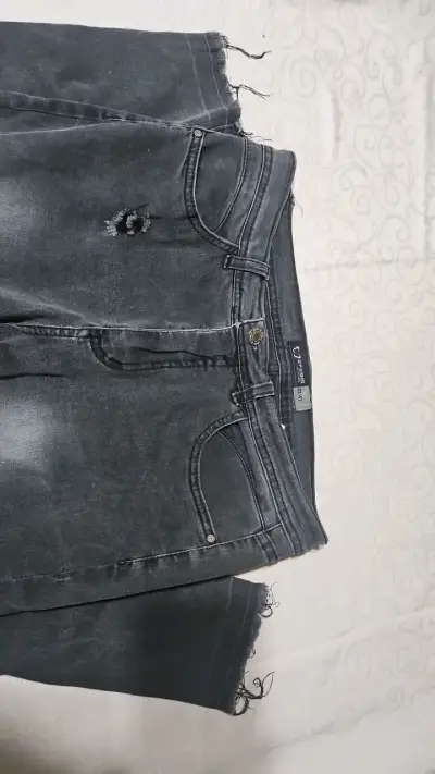 Jeans negros desgastados con detalles - miniatura 3