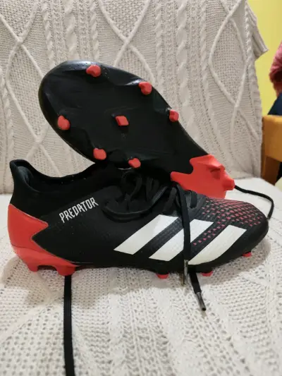 Botines de fútbol Predator negros y rojos - miniatura 1