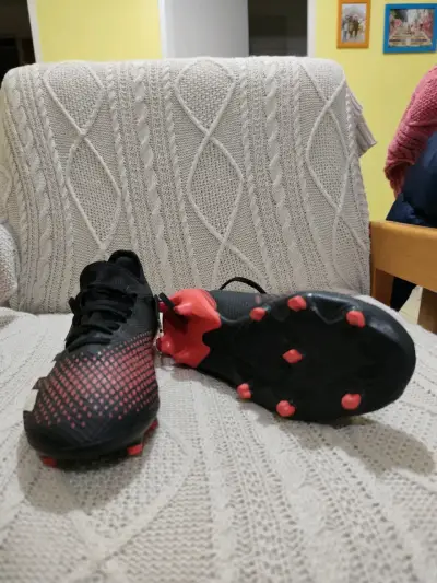 Botines de fútbol Predator negros y rojos - miniatura 3