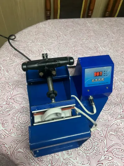Máquina de estampado de tazas azul - miniatura 1
