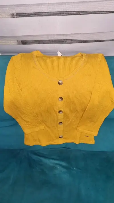 Cardigan amarillo de punto con botones - miniatura 1