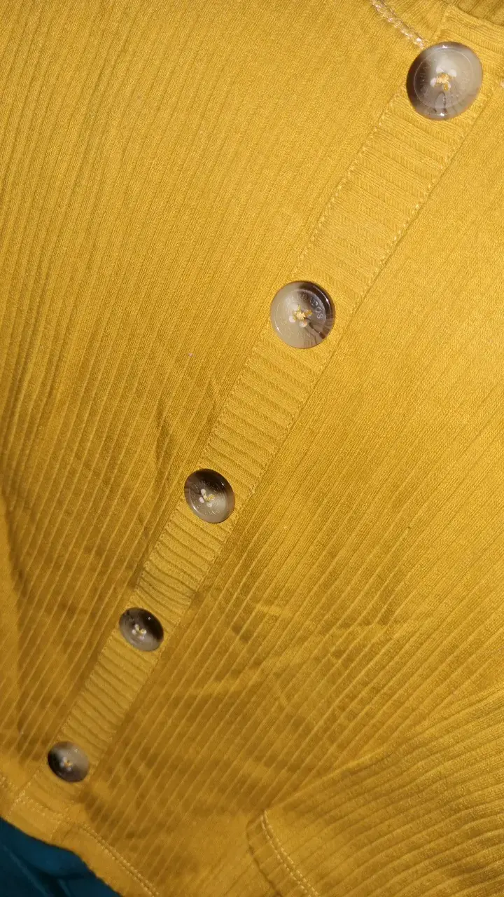 Cardigan amarillo de punto con botones - 2