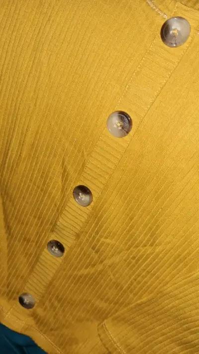 Cardigan amarillo de punto con botones - miniatura 2