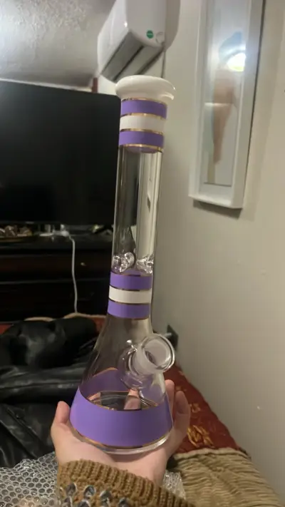 Bong de vidrio con diseño morado y blanco - miniatura 1