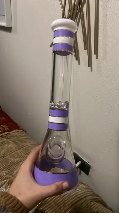 Bong de vidrio con diseño morado y blanco - miniatura 3