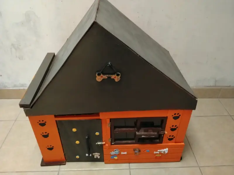 Casa de perro de madera pintada - 1