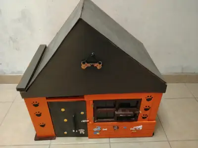 Casa de perro de madera pintada - miniatura 1
