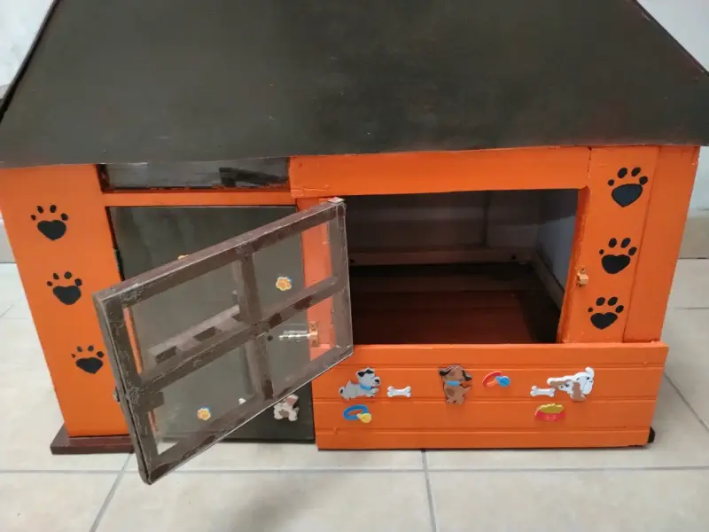 Casa de perro de madera pintada - 2