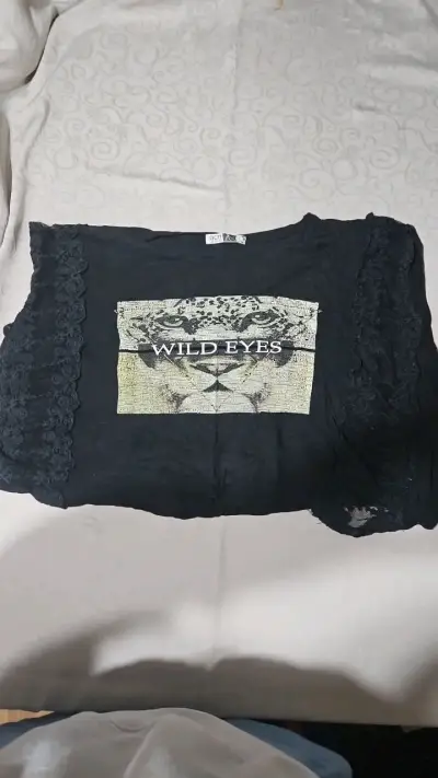 Polera negra con encaje y estampado 'Wild Eyes' - miniatura 1