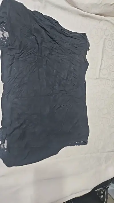 Polera negra con encaje y estampado 'Wild Eyes' - miniatura 2