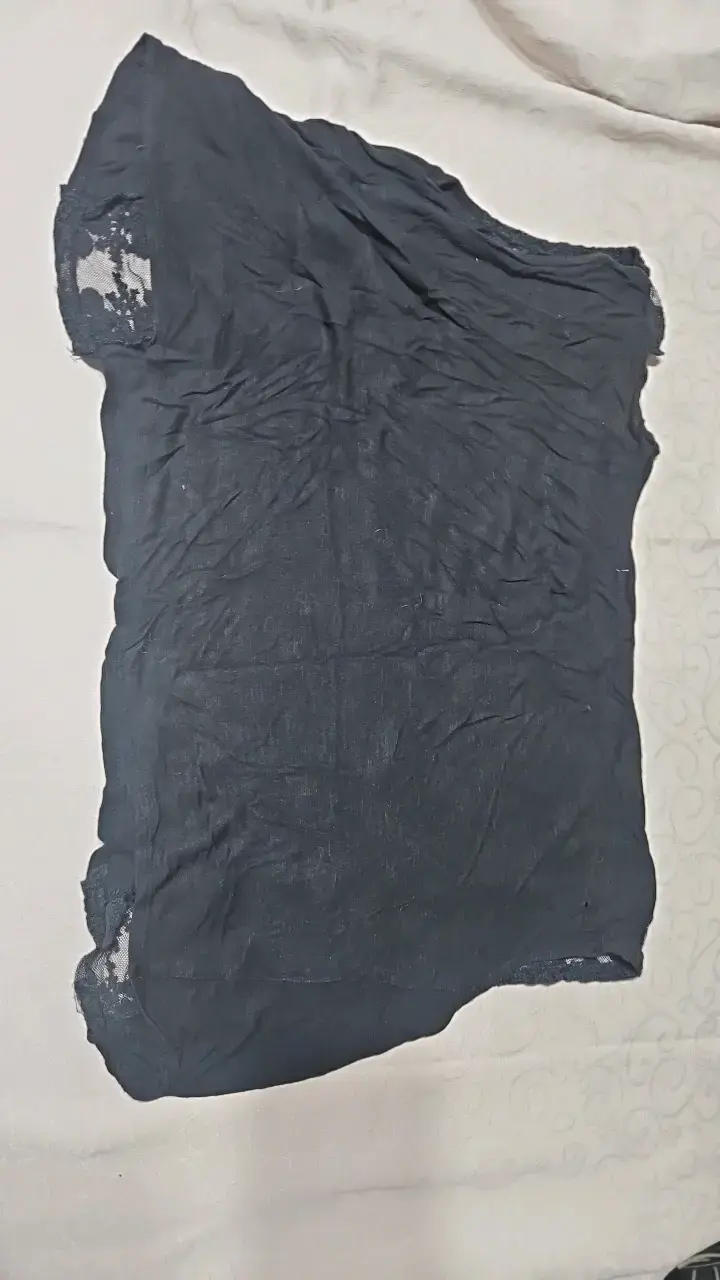 Polera negra con encaje y estampado 'Wild Eyes' - 3