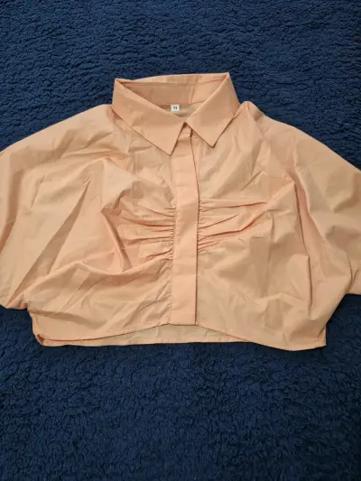 Blusa corta color durazno con fruncido - miniatura 2