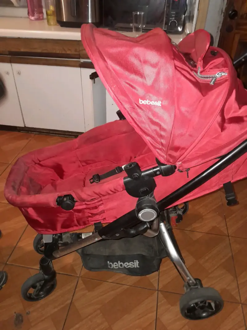 Coche de bebé Bebesit rojo plegable - 1