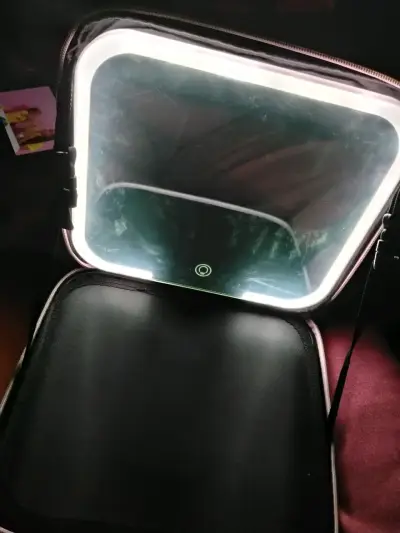 Espejo de maquillaje con luz LED portátil - miniatura 3