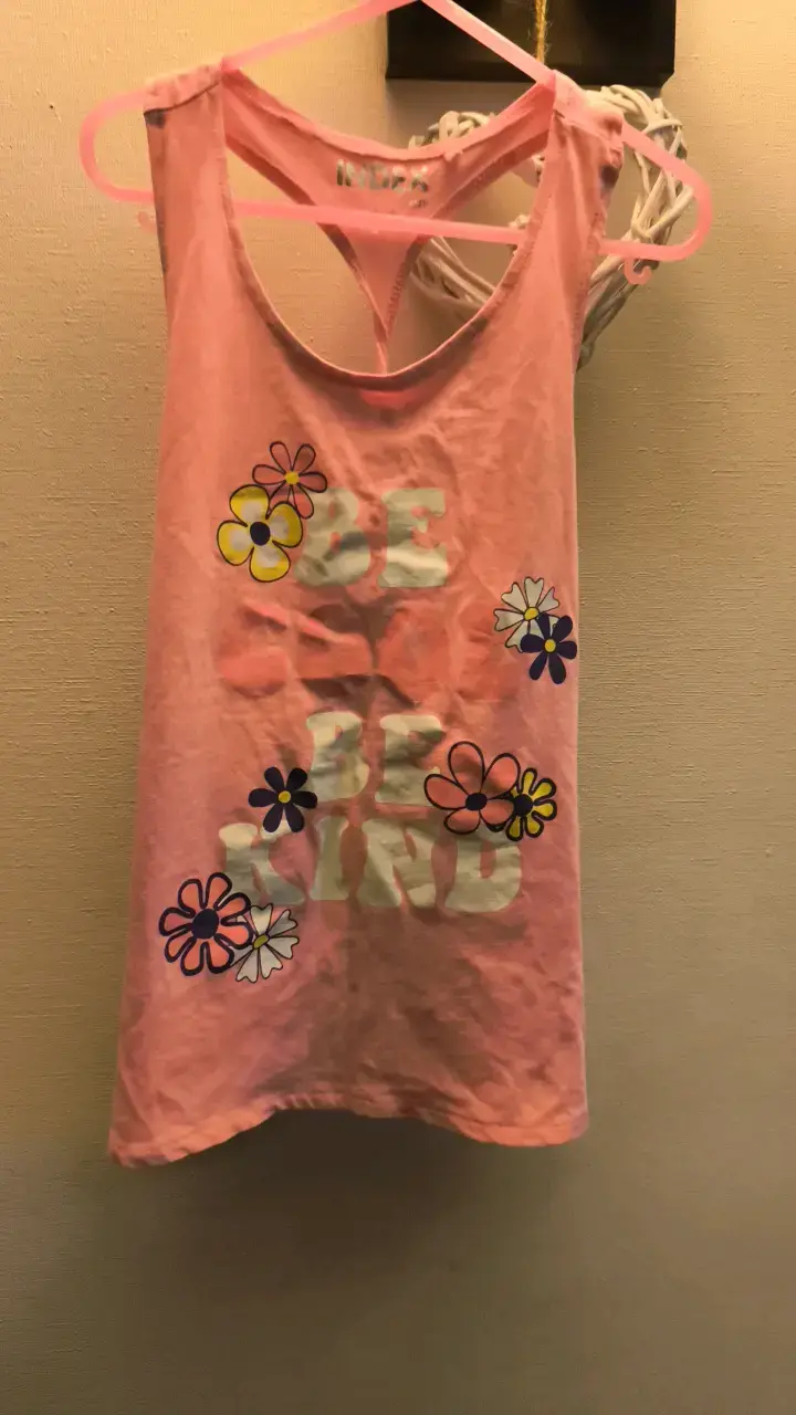 Polera sin mangas rosa con estampado NIÑA floral - 3
