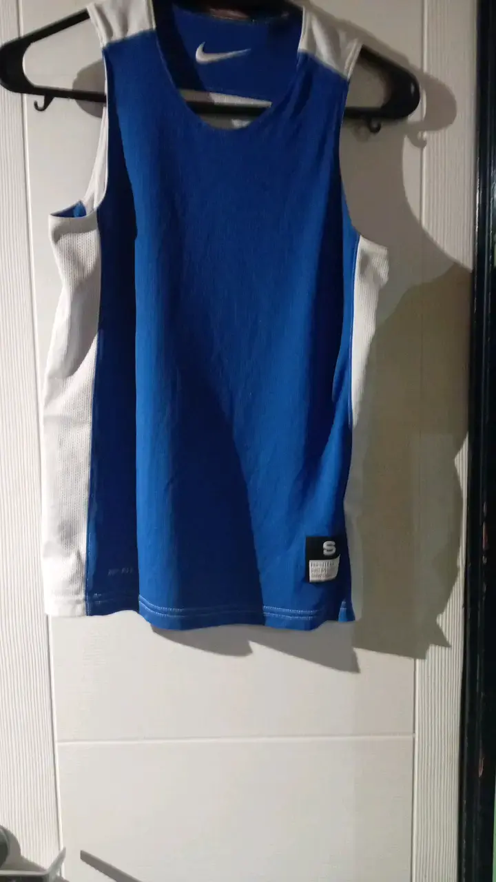 Polera deportiva Nike azul y blanca